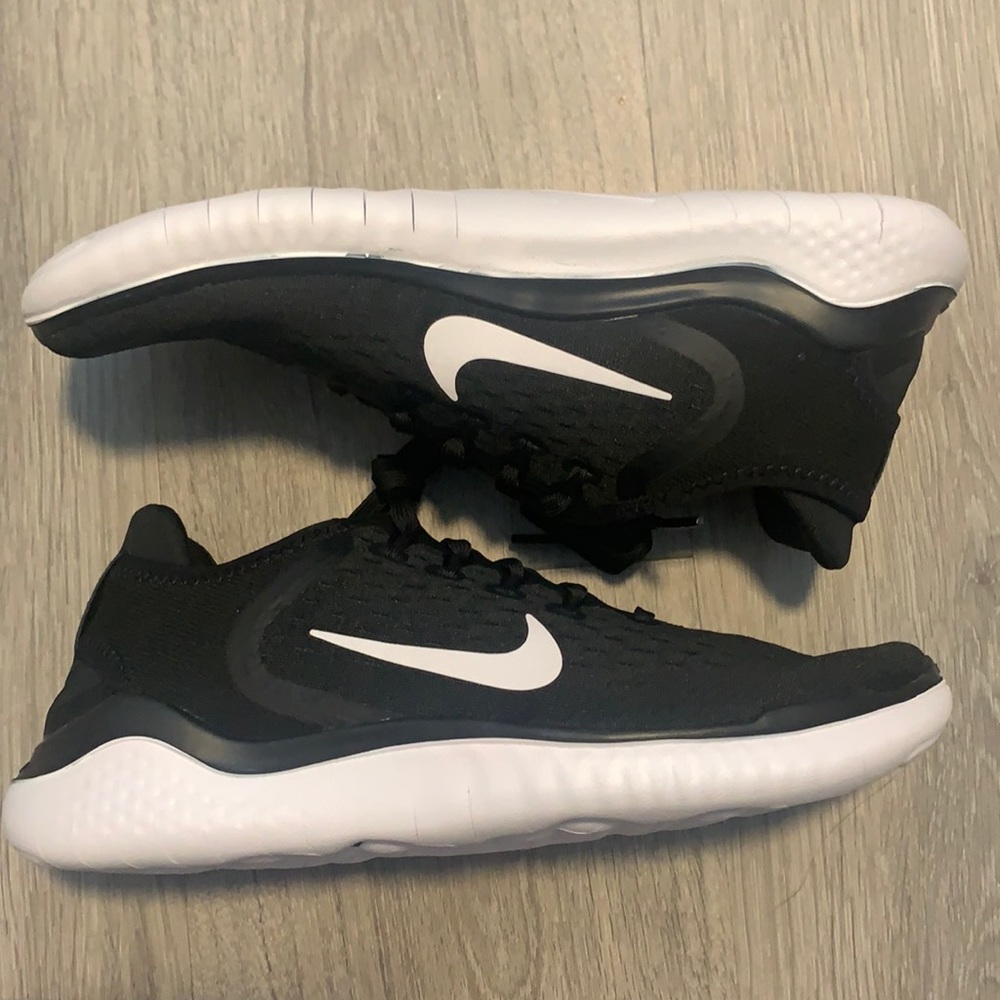 Brand New Mens Size 8 Black and White Nike Free Run
